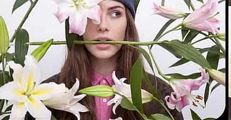 人物与百合花的原始照片